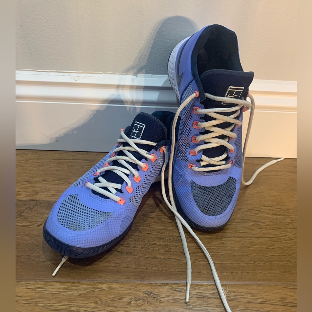 Nike hard court flare 2 tennis shoe. Slightly used.